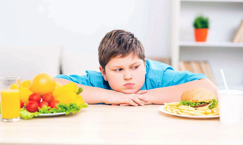 برای کنترل چاقی کودکان روی مصرف میوه ها تمرکز کنید